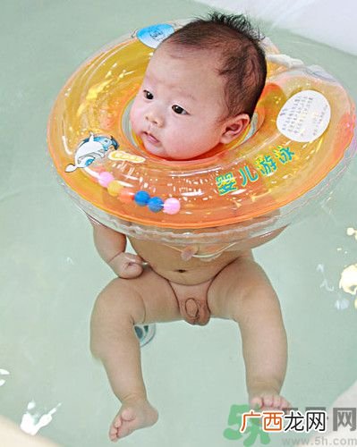 婴儿游泳有哪些好处 婴儿游泳要注意什么