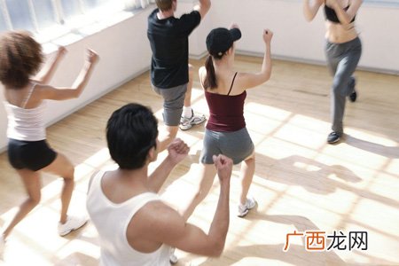 办公室里的男性快速减肥操