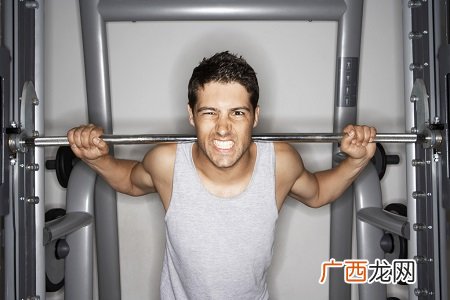 男性办公室练习健身的好方法