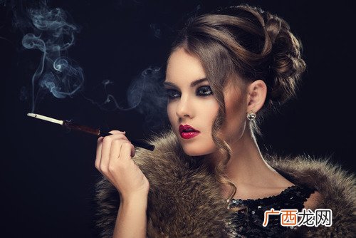 拒绝香烟长期吸烟的女人会皮肤粗糙