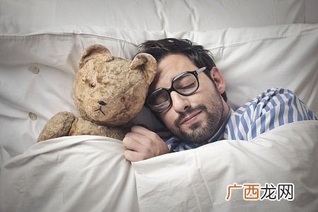 男性晚上睡觉应该如何进行有效的取暖
