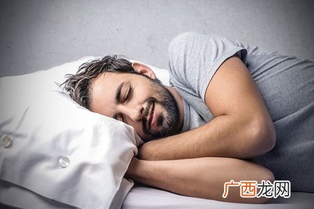 男性晚上睡觉应该如何进行有效的取暖