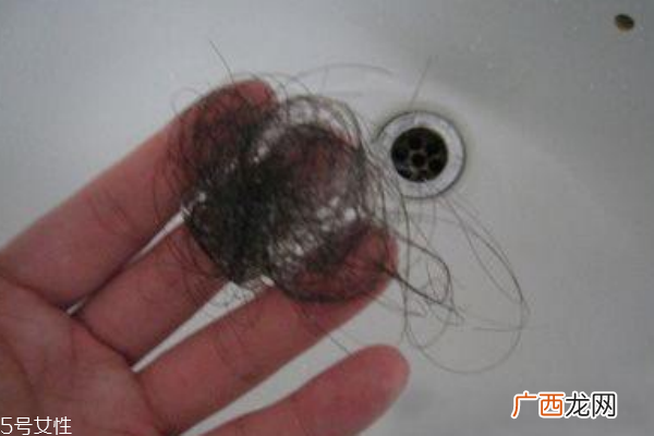 女性脱发多半与月经失调有关系