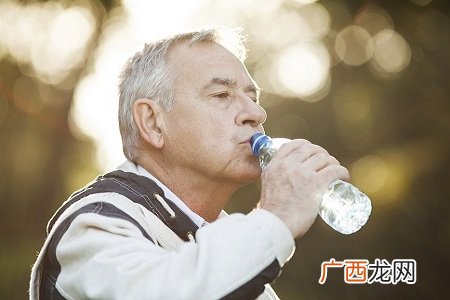 老年人缺水带来的危害需要注意