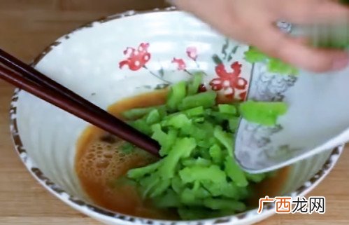苦瓜煎蛋的做法 切法形状很关键
