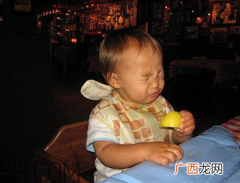 吃柠檬网络用语是什么意思 你忙吧我吃柠檬怎么回