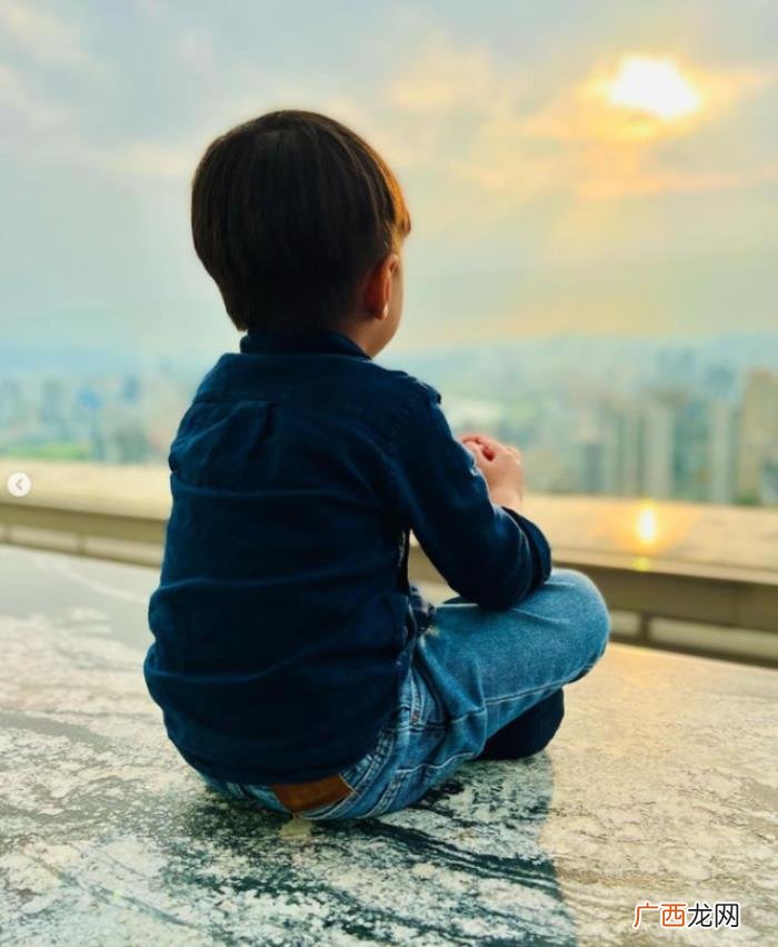 周杰伦晒儿子晒太阳照片 周杰伦晒儿子全名
