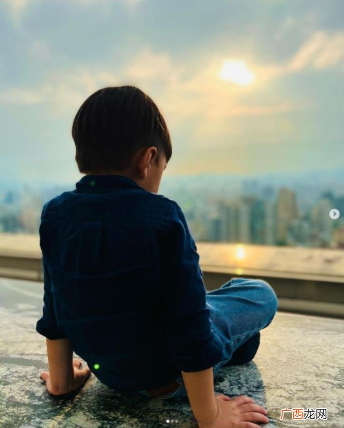 周杰伦晒儿子晒太阳照片 周杰伦晒儿子全名