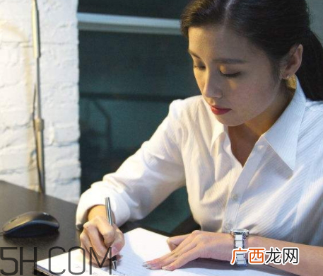 女生说加班怎么回 女生说在加班怎么安慰