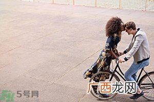 女生喜欢成熟的男生吗？女生喜欢成熟稳重的类型吗？