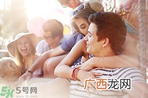 女生喜欢成熟的男生吗？女生喜欢成熟稳重的类型吗？