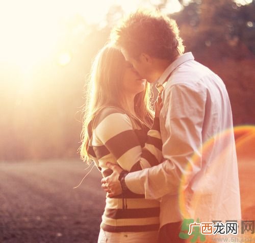男人劈腿的表现有哪些？怎么判断一个男人是否劈腿？