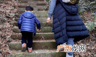 小孩爬山的好处和坏处 小孩爬山有哪些好处和坏处
