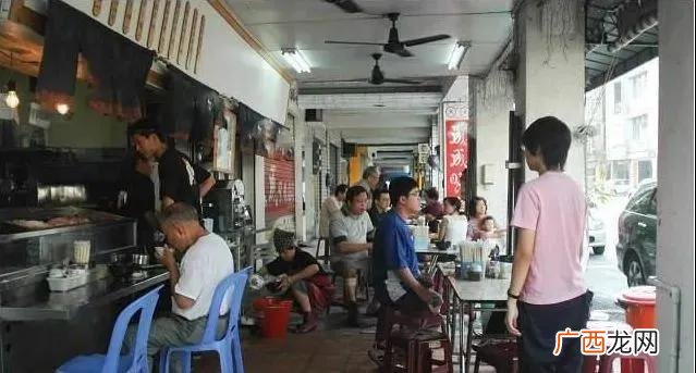 早餐店一般月收入多少 做早餐店大概投资多少啊