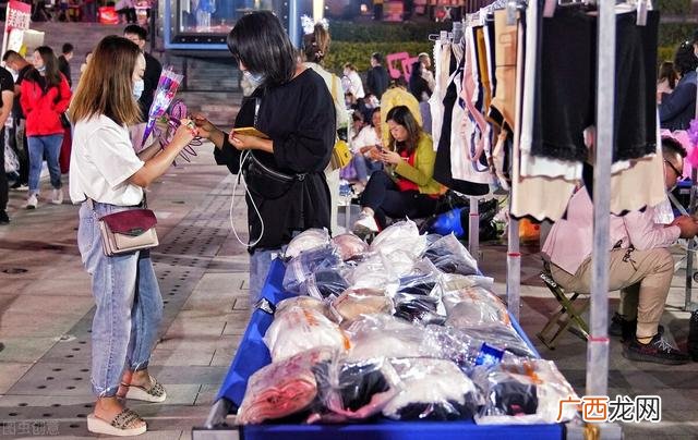 做什么地摊小吃生意好,适合一个女人做的小吃生意火爆月入上万