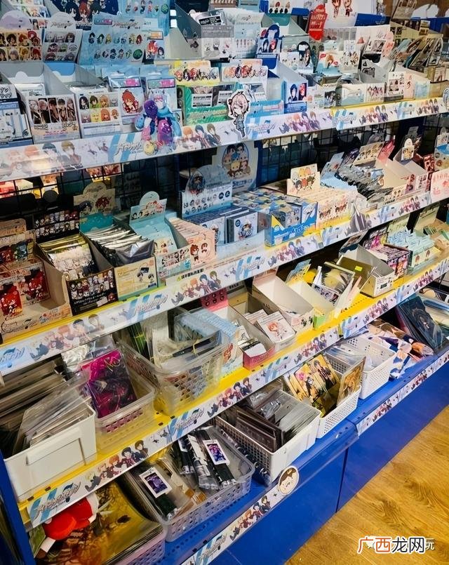 乡镇的杂货店摆设图片 精品百货店摆设图片