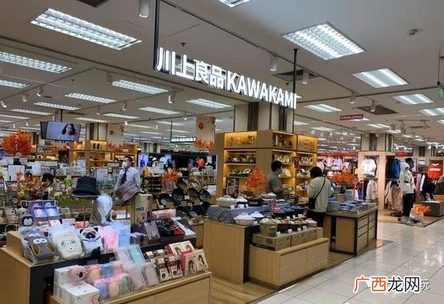 乡镇的杂货店摆设图片 精品百货店摆设图片