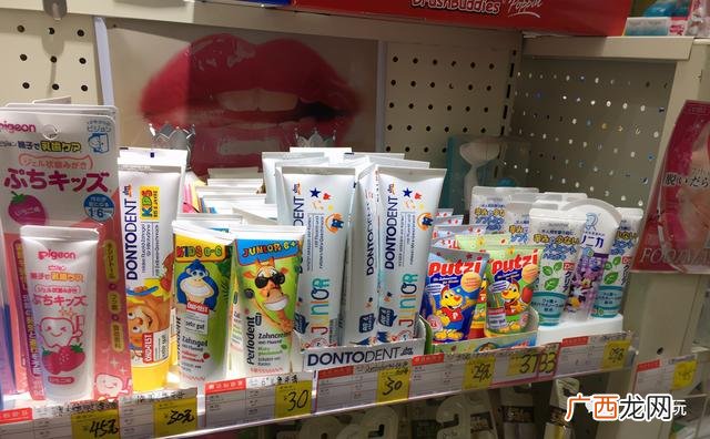 乡镇的杂货店摆设图片 精品百货店摆设图片