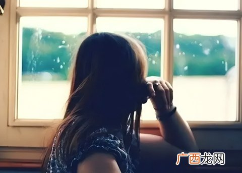 怎么跟不认识的女孩子搭讪比较好，怎样和不认识的女生搭讪