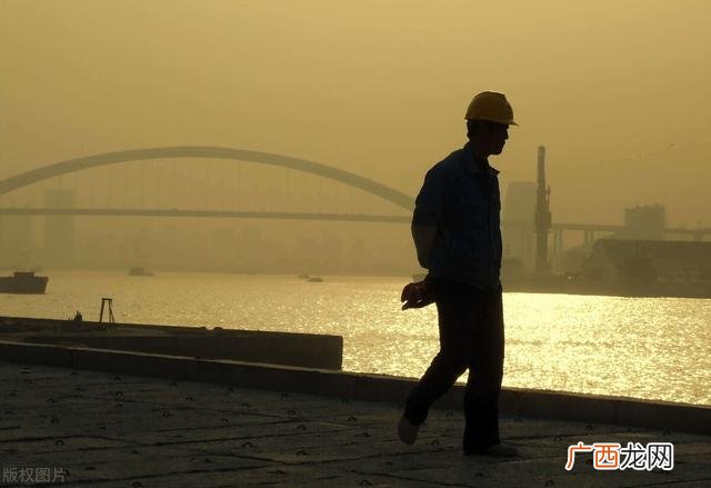 为什么很多主播不干了 在家自己直播唱歌能赚钱吗
