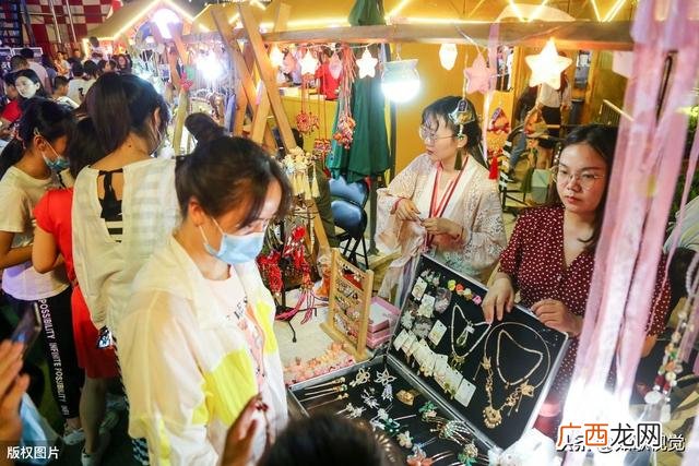 地摊生意做什么好,一个女人摆地摊做什么生意好