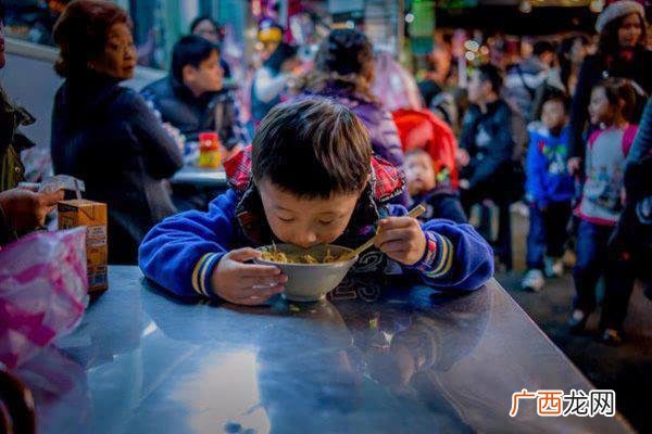 没人愿意干的暴利行业 摆地摊最赚钱的小吃