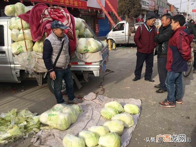 开小轿车摆地摊月赚3万 开两元店上哪里进货