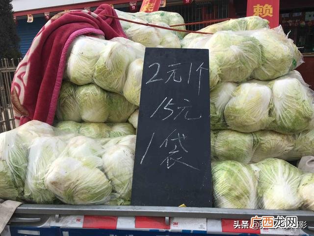 开小轿车摆地摊月赚3万 开两元店上哪里进货