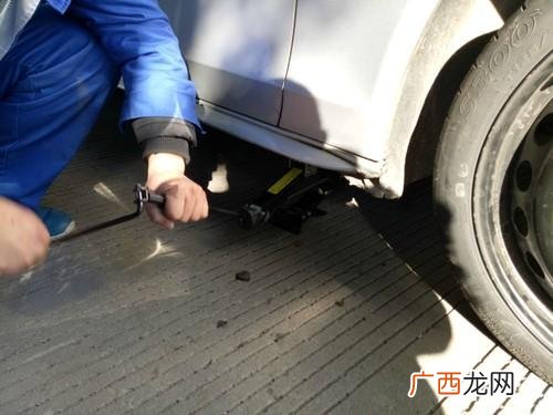 换车胎千斤顶放哪图 新手换轮胎教程