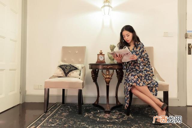 商场里的服装店赚钱吗,女生开服装店赚钱吗