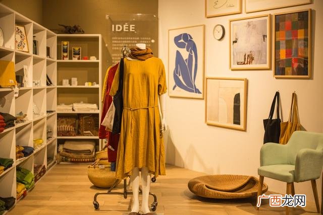 商场里的服装店赚钱吗,女生开服装店赚钱吗