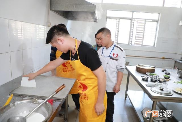 地摊特色小吃大全图片 早餐摆摊什么最好卖简单
