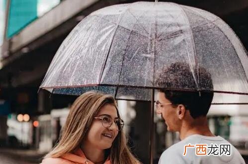 男女撑一把伞暧昧吗？得根据具体情况来看