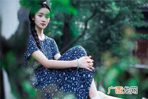 和女孩子怎么聊天找话题，学会倾听和观察
