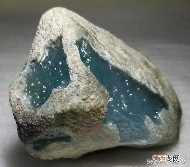 会卡翡翠原石的特点,翡翠原石是怎样的
