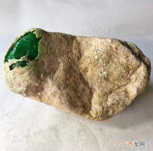 会卡翡翠原石的特点,翡翠原石是怎样的