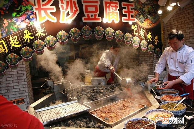 一个人卖什么小吃适合 加盟网小吃臭豆腐