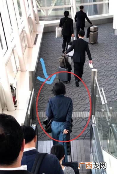 女人手拉行李箱图片 小皮箱图片
