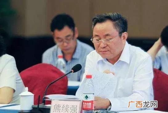 一看就是当老板的女人,自己创业的女人都厉害