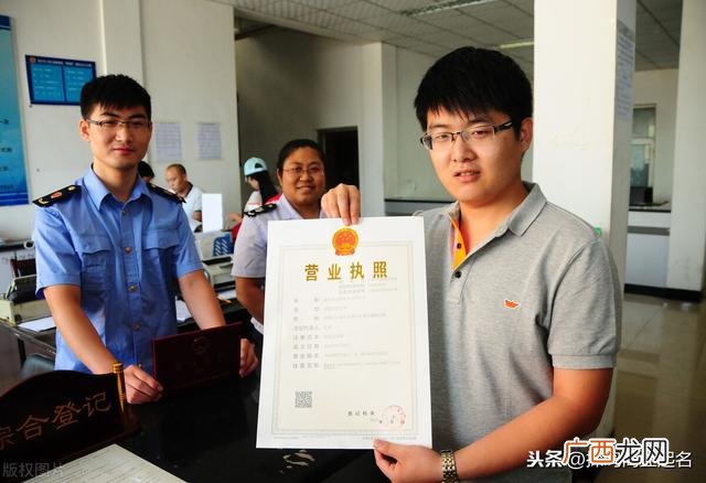 四个人齐心开公司取什么名字,三兄弟创业起名怎么起