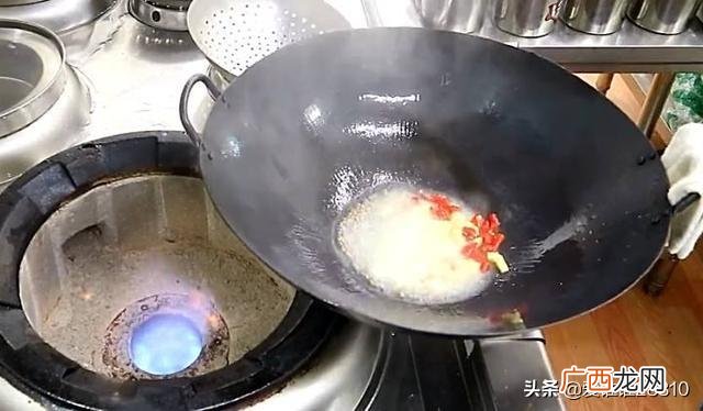 五花肉裹面粉油炸,油炸五花肉