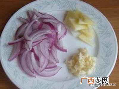 五花肉裹面粉油炸,油炸五花肉