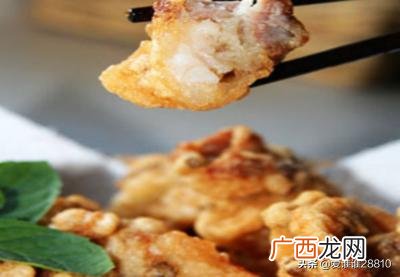 五花肉裹面粉油炸,油炸五花肉