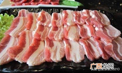 五花肉裹面粉油炸,油炸五花肉
