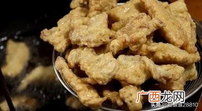 五花肉裹面粉油炸,油炸五花肉