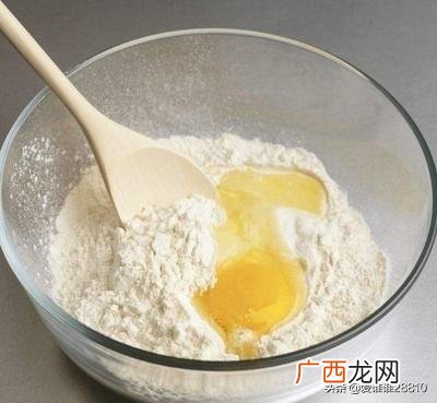 五花肉裹面粉油炸,油炸五花肉