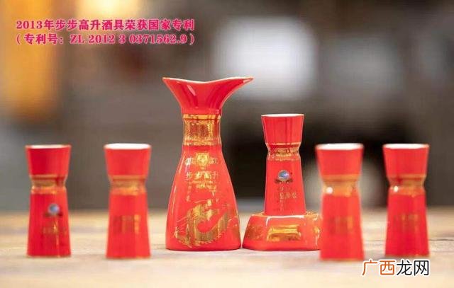 小杯子套进大杯子怎么拿出来,小杯卡在大杯里面怎样取出