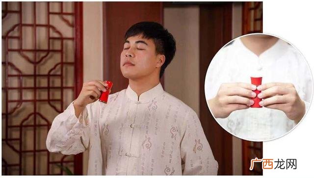 小杯子套进大杯子怎么拿出来,小杯卡在大杯里面怎样取出