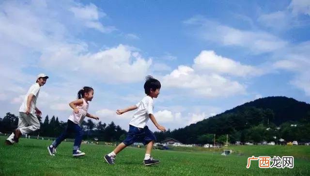 小张对小李说红色,小李说服装