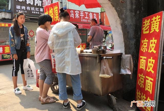 摆地摊一个月真实 摆摊卖小吃挣钱吗